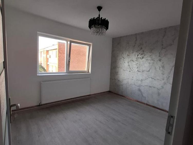 Proprietar vând apartament 3 camere decomandat