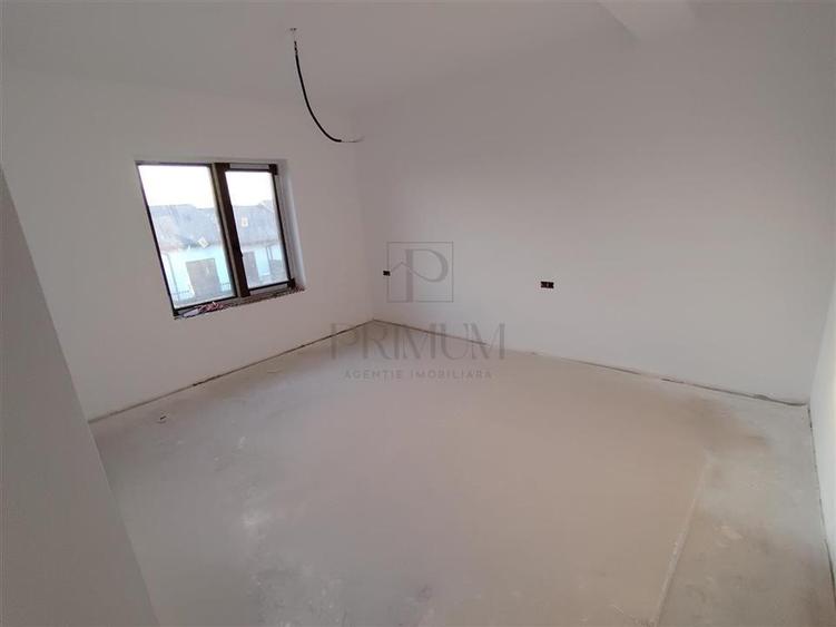 Duplex 5 camere - dormitor la parter - canalizare