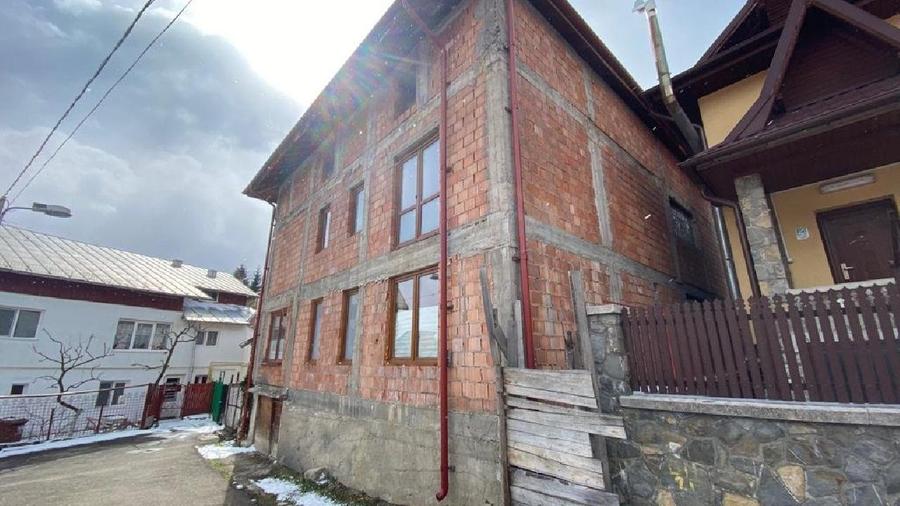 BUSTENI, VILA NEFINALIZATA 680 mp - Teren 400 MP - Strada Erou Stanica