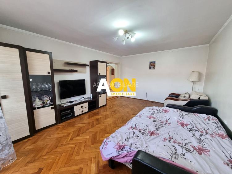 De inchiriat apartament 3 camere, zona Piata, Cetate - 2