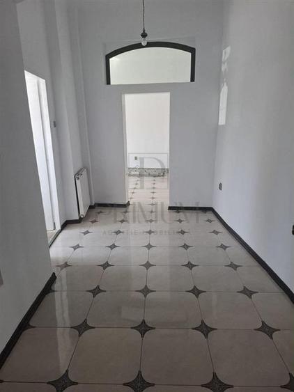 SPATIU COMERCIAL - 4 CAMERE - 3 GRUPURI SANITARE - CURTE - ZONA LINISTITA - CENT