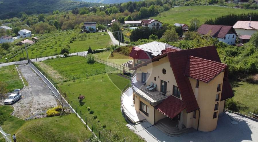 Casă / Vilă de Lux cu 5 camere de vânzare