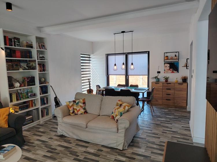 Casa individuala cu panouri+baterii, pompa de caldura, mobilata si utilata.