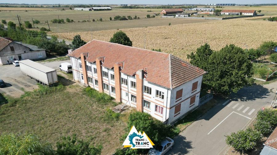 Clădire împunătoare de 540 mp pe 2 nivele în Sânnicolau Mic