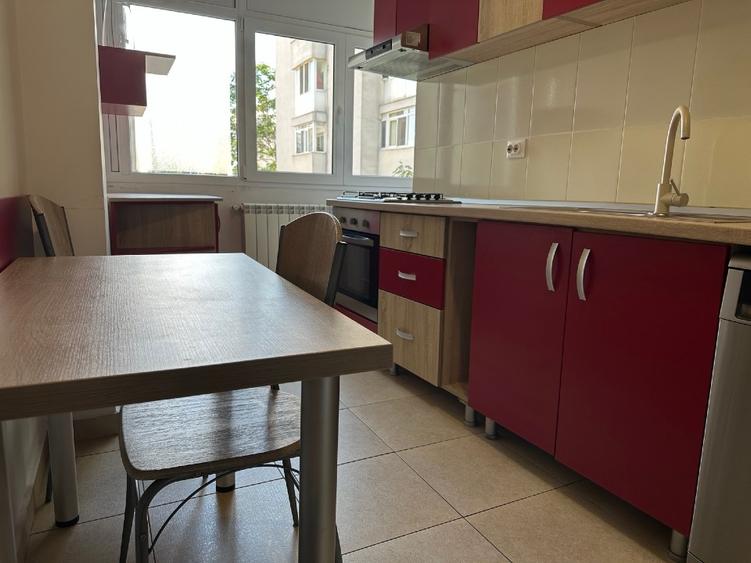 4 camere decomandate, 2 băi, 96 mp, Piața Lahovari, bloc 1980