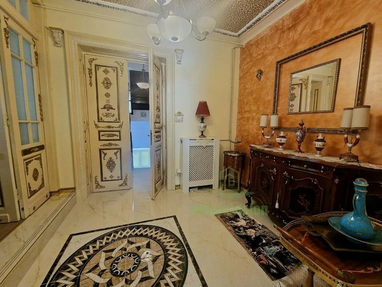 Apartament superb pe doua nivele, renovat integral, in vila, curte proprie, Grad