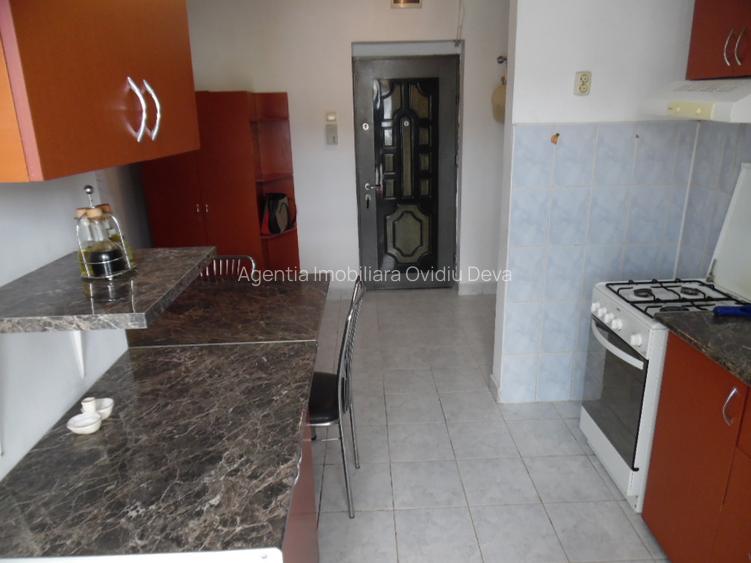 Inchiriez apartament 2 camere decomandat in Deva, zona Independentei, etaj 3, - 2