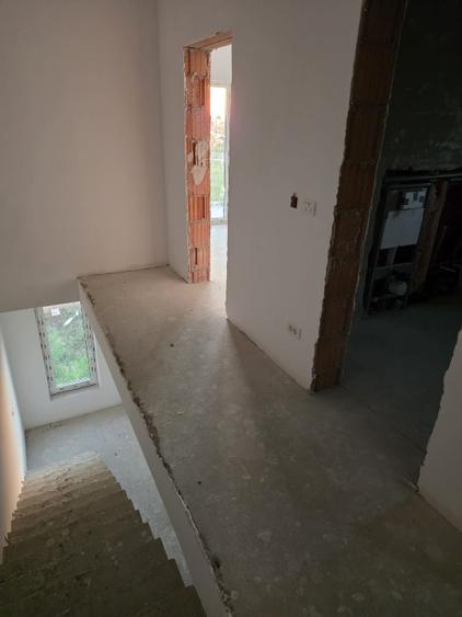 Proprietar vand duplex premium despartit prin camera tehnica