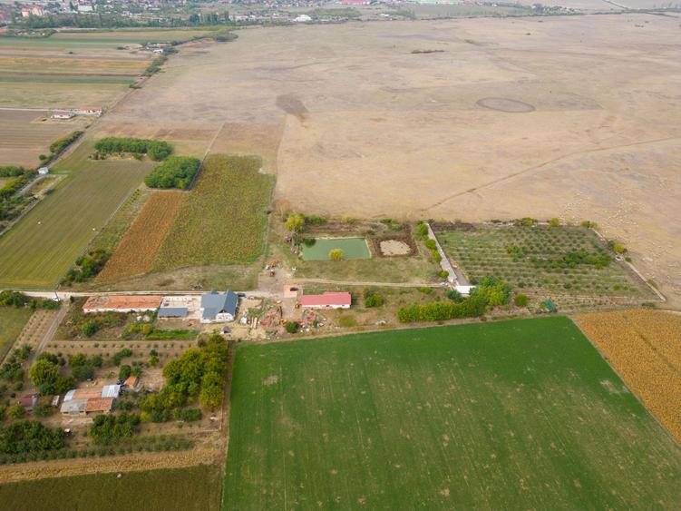 Casă cu teren 13 418 mp intravilan