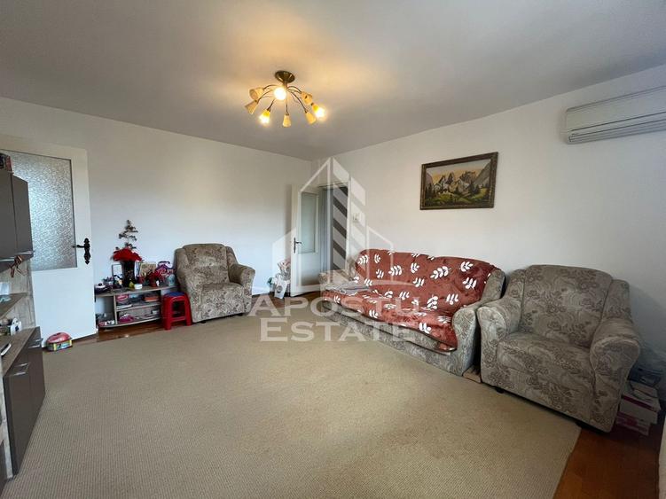 Apartament cu 2 camere, semidecomandat, etaj intermediar, Dambovita