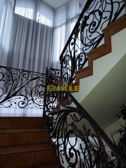 Vila 5 camere , zona Petru Rares -demisol+parter+etaj , pret negociabil !