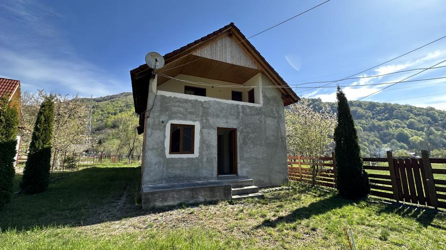 Casa cu teren langa râu Lotrioara