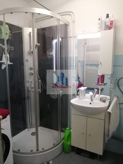 Vand casa in curte comuna in cartierul Zorilor