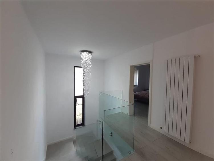 Vila moderna si spatioasa in Letcani