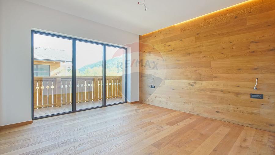 La poalele Bucegilor, ultimul chalet din proiectul Alpinia · Râșnov