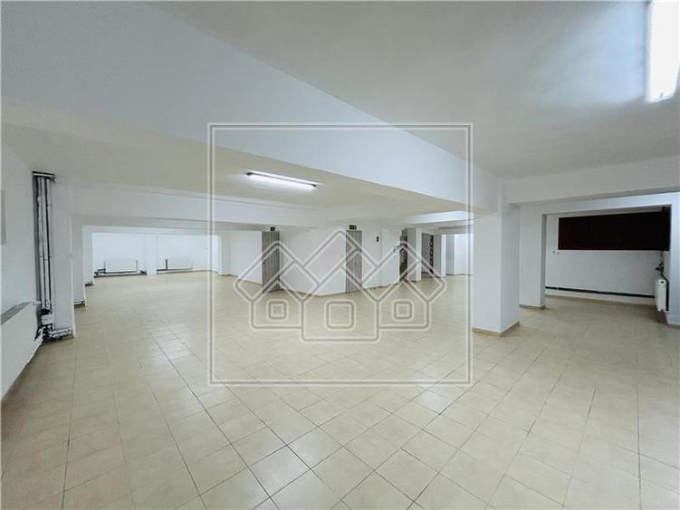 Spatiu comercial, 876 mp utili,  10 parcari, Piata Cluj