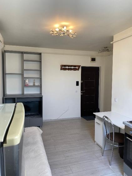 Ofer în chirie un apartament cu o cameră și bucătărie separată