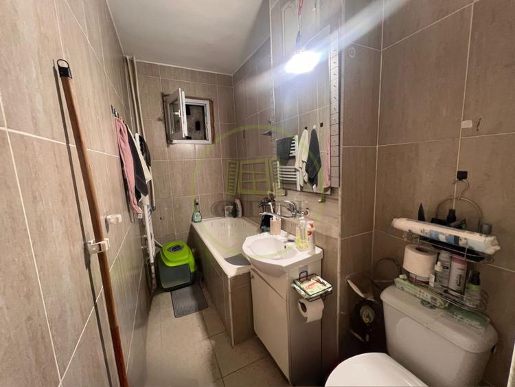 Apartament 3 camere, semidecomandat, cartier Craiovita Nouă, zona Orizont
