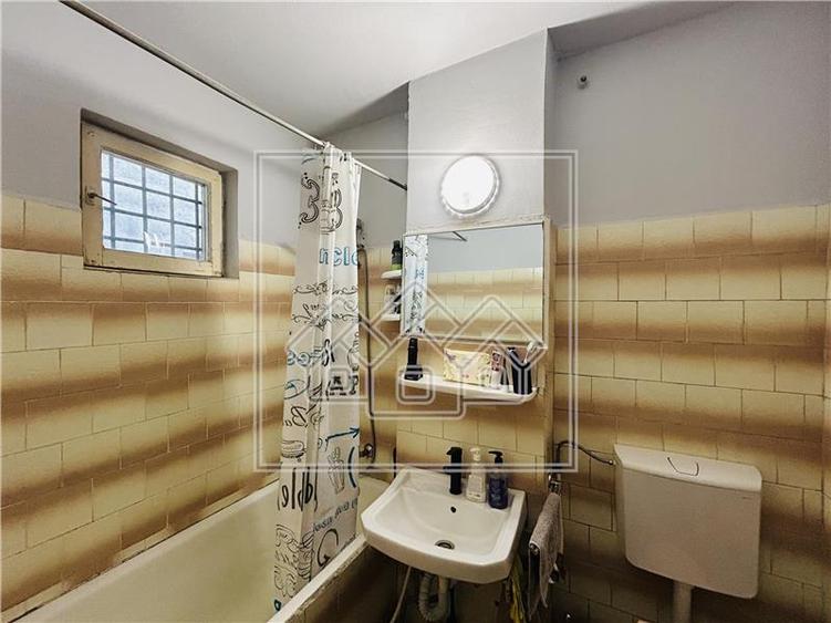 Ap semidecomandat, 2 camere, balcon inchis, 53 mp + 7 mp - M.Viteazu