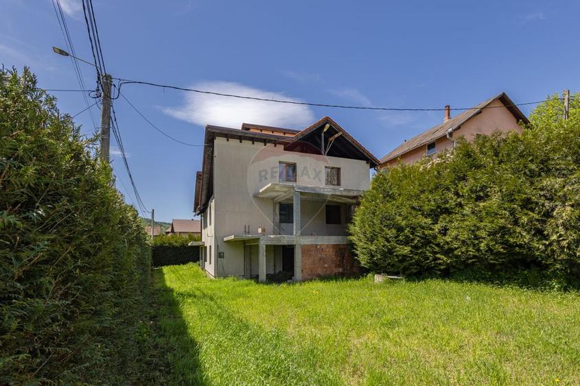 Casă / Vilă cu 8 camere / 7 bai de vânzare, Moieciu de Jos