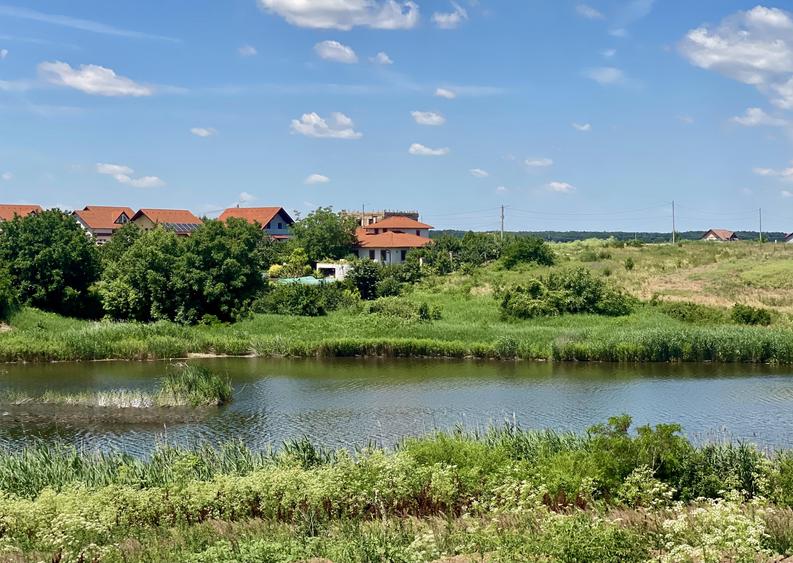 Vilă noua mediteraneană, cartier cu ponton la lac, peninsula Balotesti