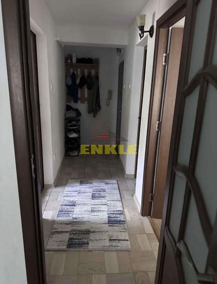 De vanzare apartament cu 2 camere, zona Scolii 7.