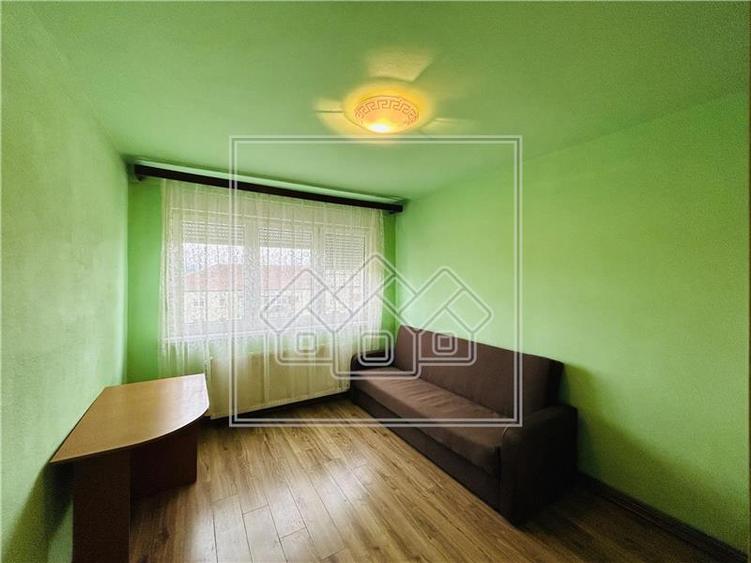 Apartament decomandat, 2 camere, balcon - M. Viteazu