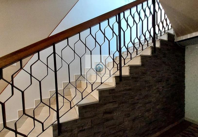 Vila Impresionanta în Deva–Construcție Solida 3 garaje inclus elevator