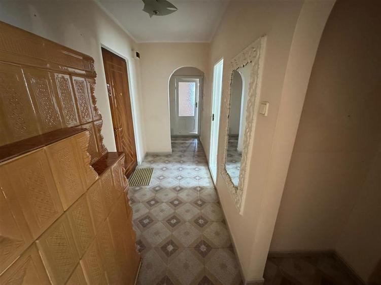 Apartament 3 camere, etaj 1 , 80mp in Campineanca
