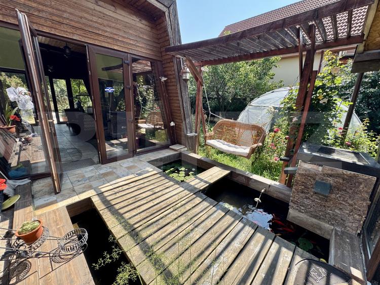 Casă de inchiriat, cu 4 dormitoare cu piscină, grătar, iaz și zonă de relaxare