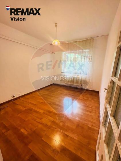Apartament cu 3 camere de vânzare în zona 1 Mai - 6