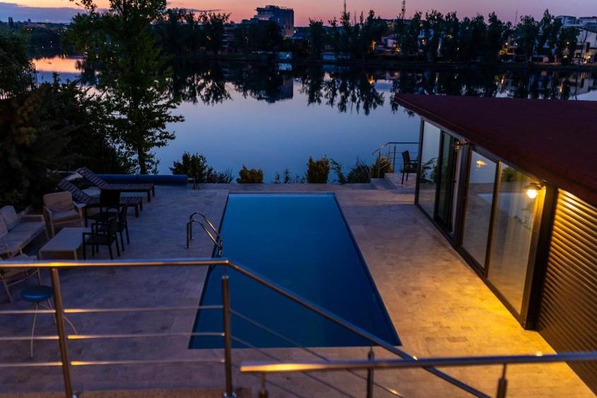 Baneasa lake House 340sqm, swimming pool, lake side deck