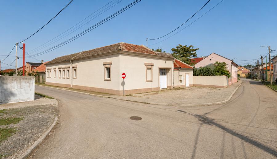 Spațiu comercial/birouri cu curte proprie, acces auto — Arad, zonă semicentrală,