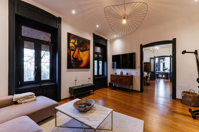 Casa cu Personalitate – Un Amestec Fascinant de Stil Istoric și Contemporan