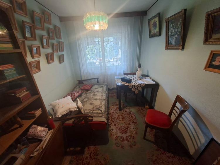 Apartament cu 4 camere, etajul 2/4, zona Podu Ros
