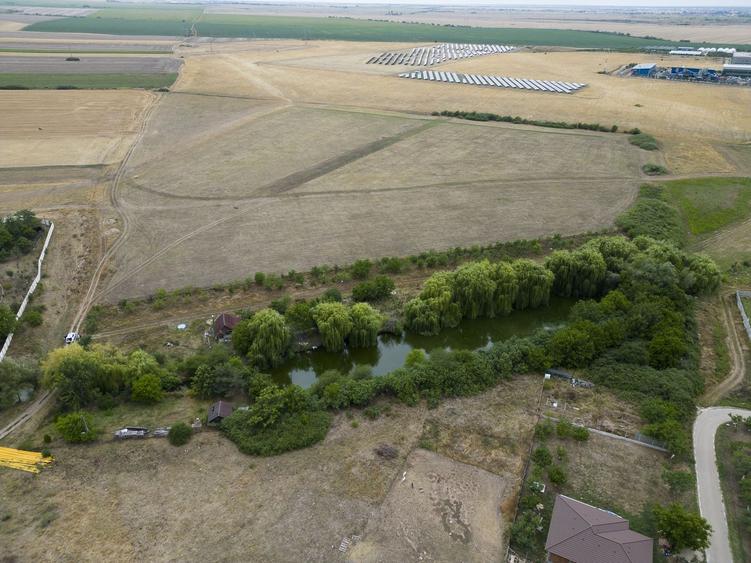 Teren de 7900 mp cu baltă de pescuit în Frumușeni