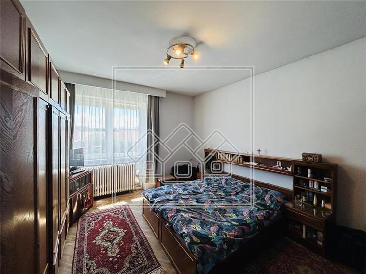 Casa individuala, cu 2 intrari separate, 235 mp utili + teren