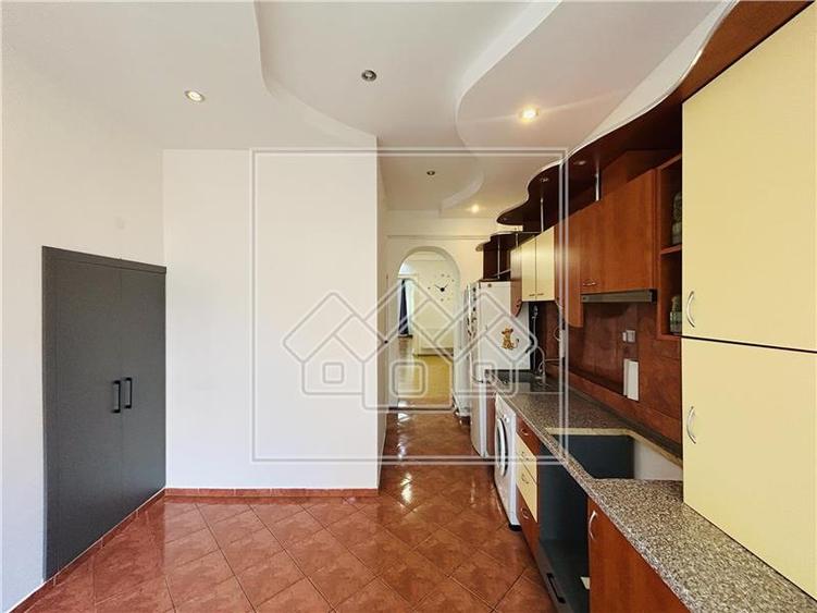 Apartament cu 2 camere, pivnita, pod, 63 mp utili, pret negociabil