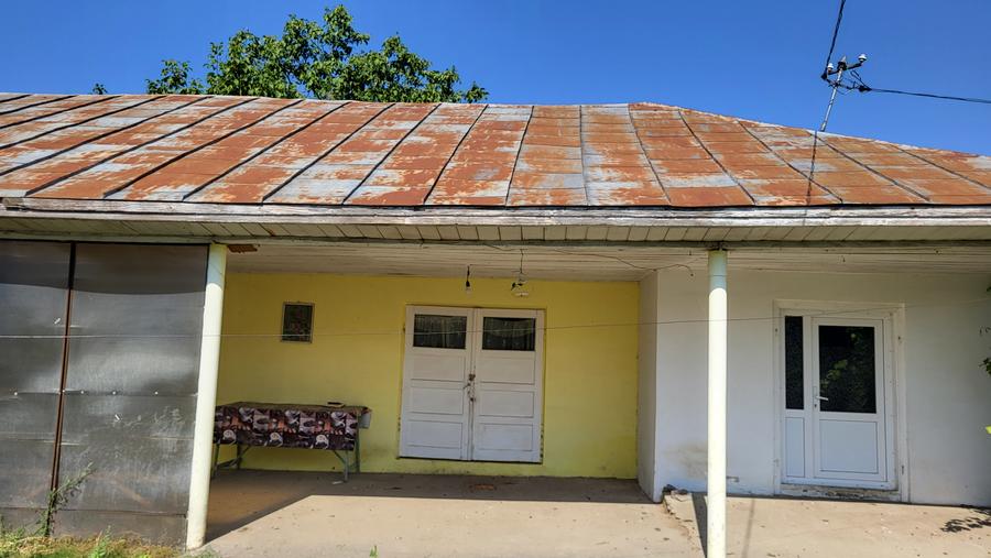 Casă de vânzare în mediul rural – liniște, natură și confort