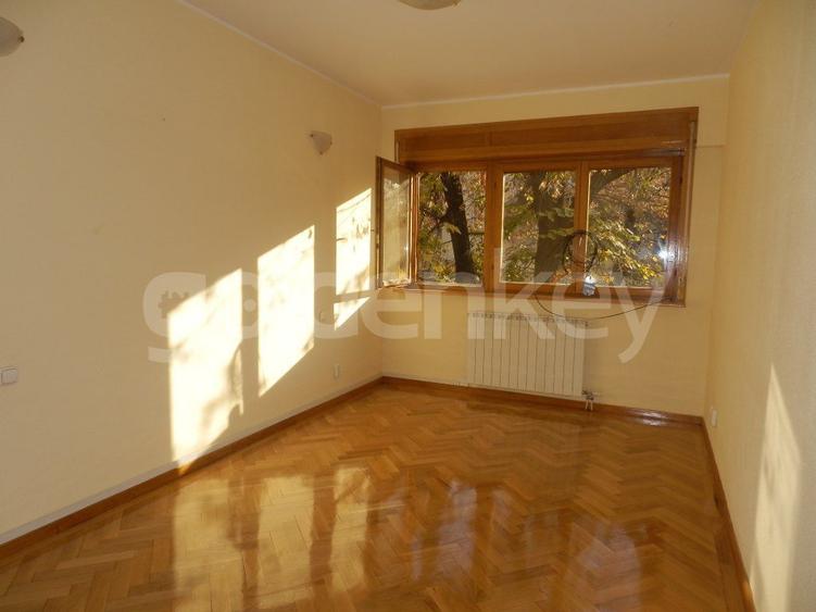 Apartament spatios cu 5 camere | garaj si boxa