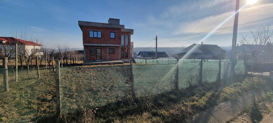 Casa noua cu etaj la intrare in Curtesti