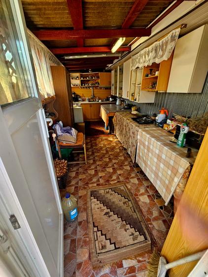 Casă spațioasă cu 9 camere în Strejnicu – pentru locuință, birouri