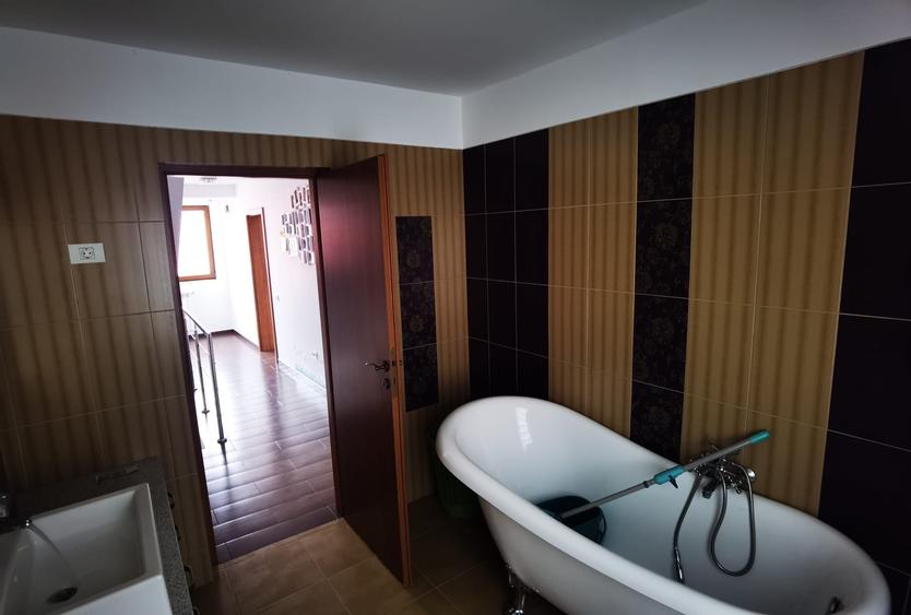 Navodari(Centru)- Casa D+P+2+T, construcție solidă, disponibila imediat