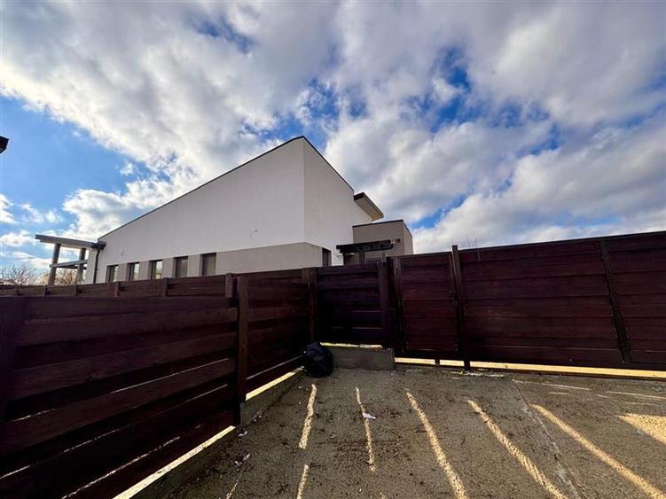 Casa individuala parter cu priveliste panoramică in Hlincea strada privata