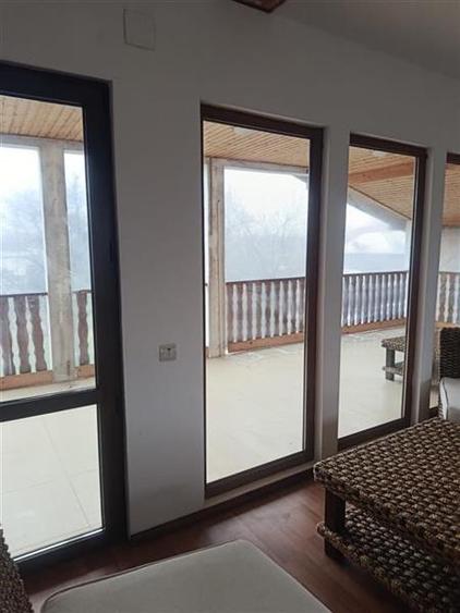 Vila de vanzare cu acces la padurea Izvorani in spatele casei si aproape de cent