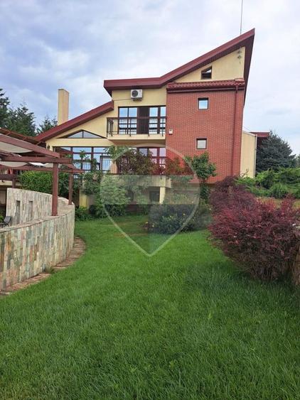 Casă / Vilă cu 10 camere de vânzare în zona Bariera Valcii