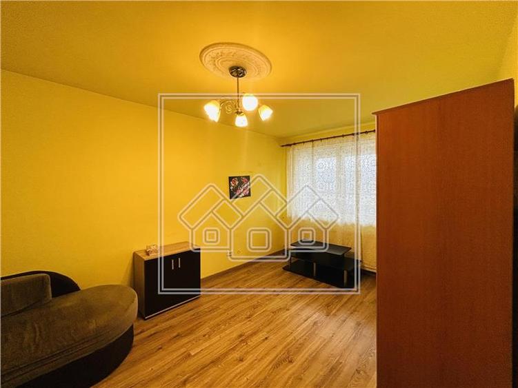 Apartament decomandat, 2 camere, balcon - M. Viteazu