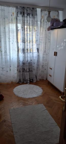 Apartament 3 camere central, etajul 3/3, decomandat cu CT.