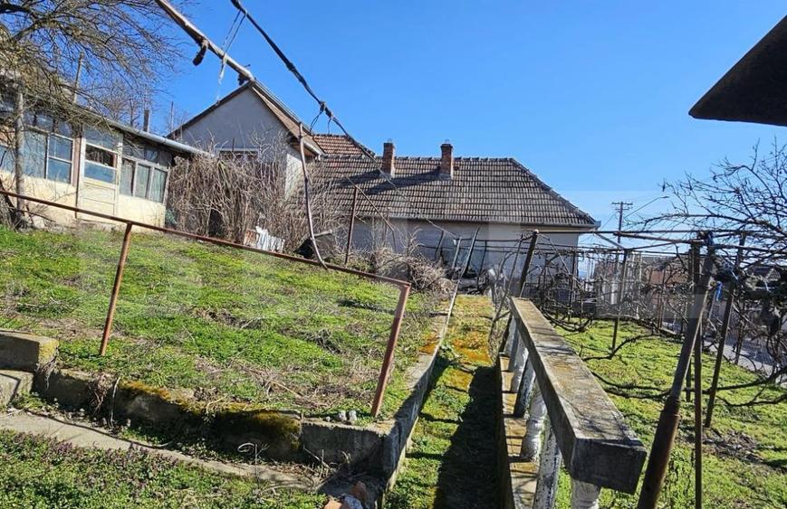 Casa 5 camere, 2 bucatarii, 140 mp, curte si gradina, zona Blaj