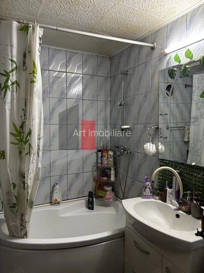 Vând apartament cu 3 camere și 2 băi în zona Militari